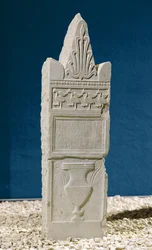 Stele votiva con frontone triangolare, 830-146 a.C. (calcare)